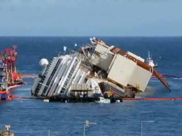 इटली : पलटे जहाज को सीधा करने में इंजीनियर कामयाब