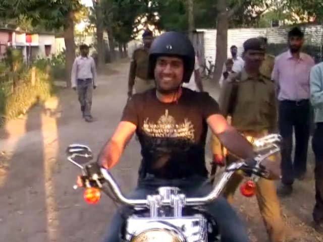 धोनी से रांची पुलिस हुई परेशान