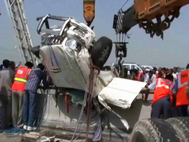यमुना एक्सप्रेसवे पर हादसा : पुल से लटकी कार, एक की मौत