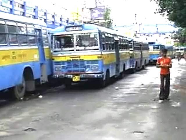 Video : कोलकाता में निजी बसों की हड़ताल