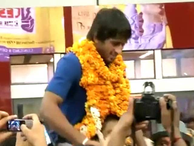 Video : India's wrestling team returns after successful world championships