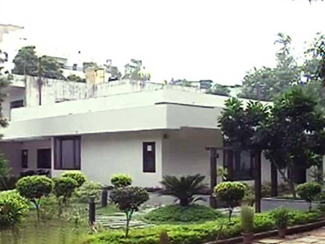 पूर्व इंजीनियर का करोड़ों का बंगला हुआ अटैच