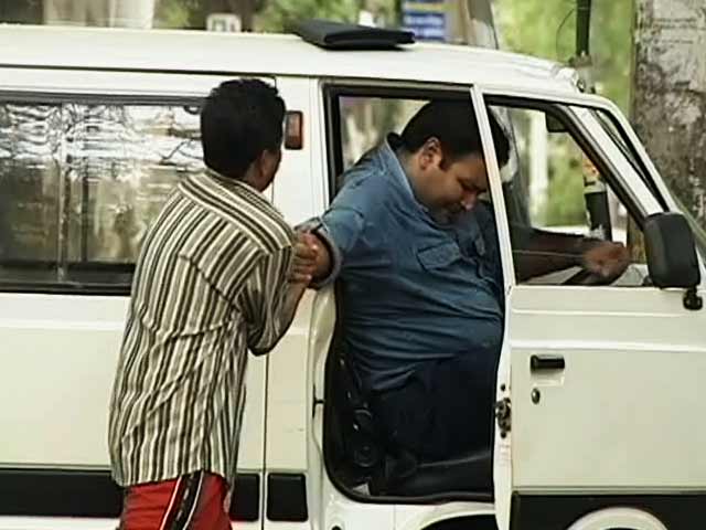 छुपा रुस्तम : वैन में अटका, कैसे निकले ये बेचारा