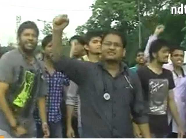 महिला डॉक्टर से छेड़छाड़ के विरोध में प्रदर्शन