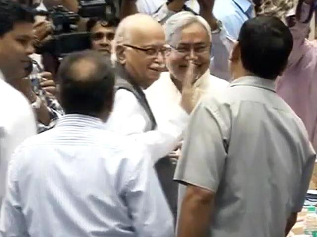 एनआईसी की बैठक : आडवाणी-नीतीश मुस्कुराए