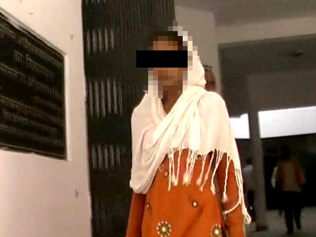 यूपी : रेप पीड़िता से दारोगा ने किया अभद्र व्यवहार