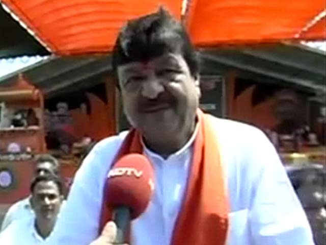 Meet the minister who sang for restless supporters as they waited for Modi's arrival