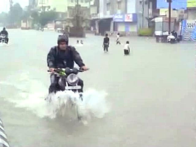 Video : गुजरात में बाढ़ : सड़क, रेल यातायात बाधित