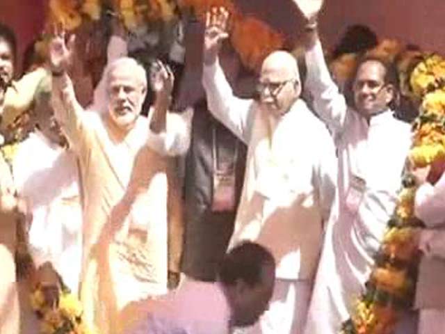 Modi, Advani share stage at BJP's grand unity show in Bhopal