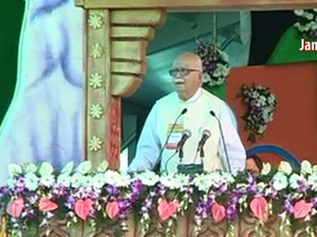At Bhopal rally, Advani praised Modi's Gujarat for 24-hour power