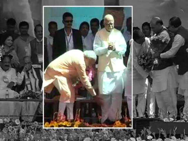 At BJP's unity show in Bhopal, Narendra Modi touches Advani's feet
