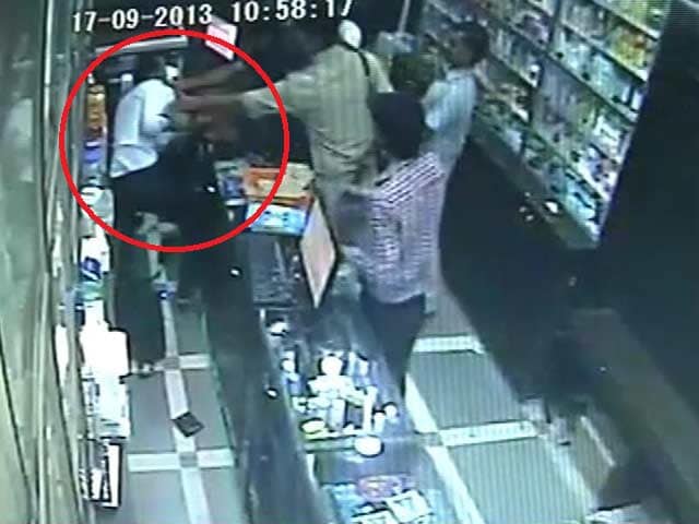 Video : कैमरे में कैद : दुकानदार की पिटाई करते 'वीआईपी के बॉडीगार्ड'