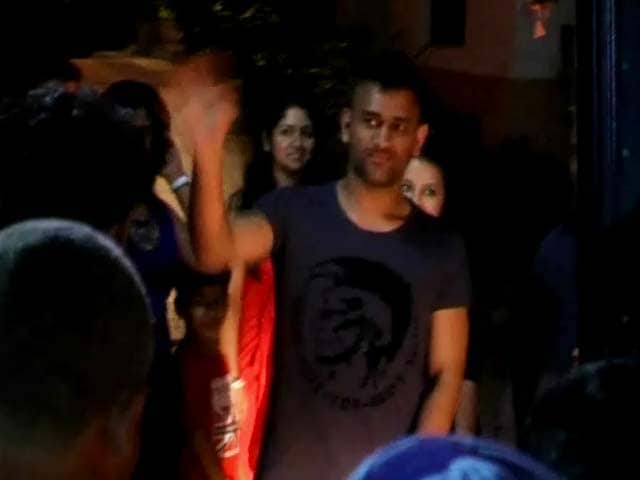 Video : Dhonis host CSK team for dinner at Ranchi home