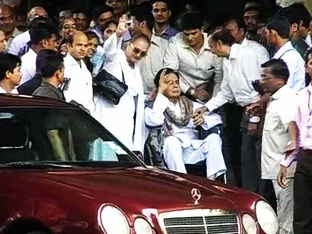 अस्पताल से घर लौटे दिलीप कुमार, परिवार में जश्न