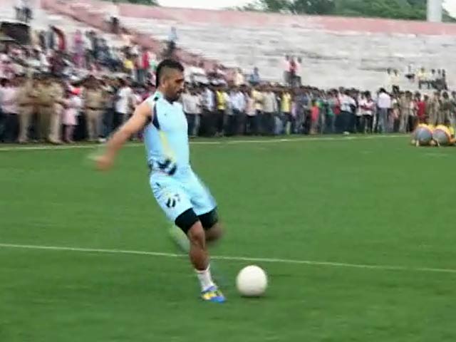 Video : Dhoni scores on every field