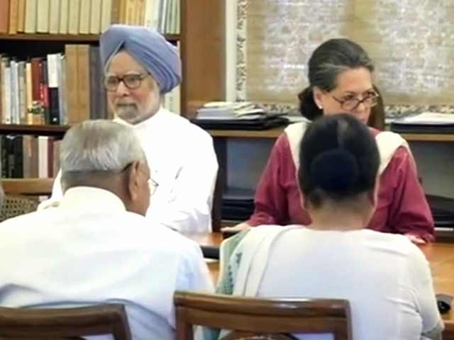 सोनिया ने मनमोहन से की बात, कहा, कांग्रेस पार्टी आपके साथ है सोनिया ने मनमोहन से की बात, कहा, कांग्रेस पार्टी आपके साथ है