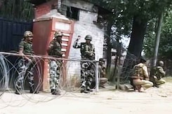 कश्मीर : श्रीनगर में बाइक सवार ने की फायरिंग, एक नागरिक घायल कश्मीर : श्रीनगर में बाइक सवार ने की फायरिंग, एक नागरिक घायल