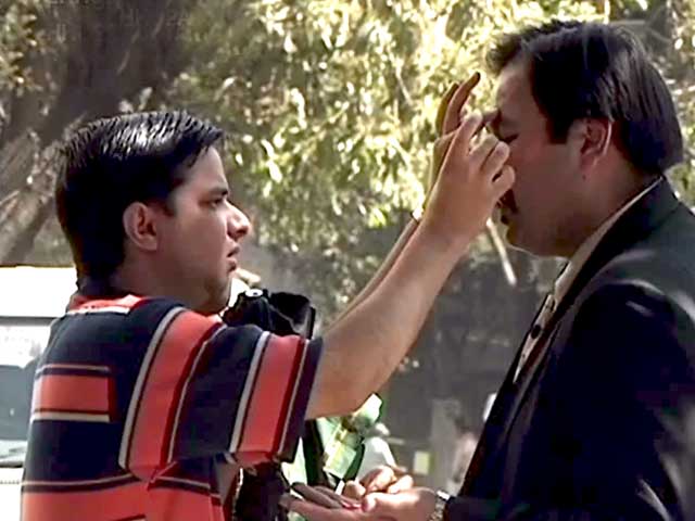 छुपा रुस्तम : राह चलते लोगों से लगवाई गिरी 'आंख'