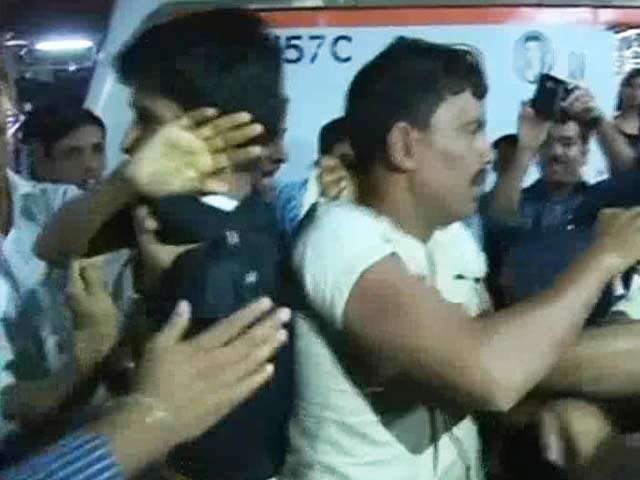 Video : Men harassing girls beaten by Mumbai crowd, given to cops