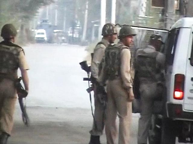 Video : Four cops injured in encounter with militants near Srinagar: sources
