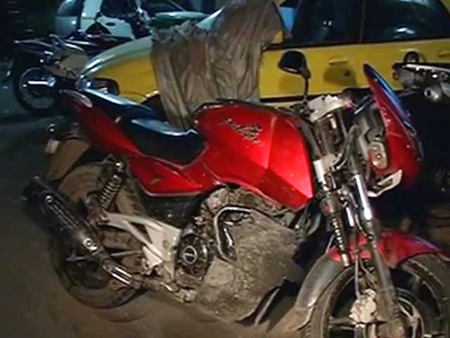 स्टंट दिखाने के दौरान बाइक झोपड़ी में घुसी, एक की मौत