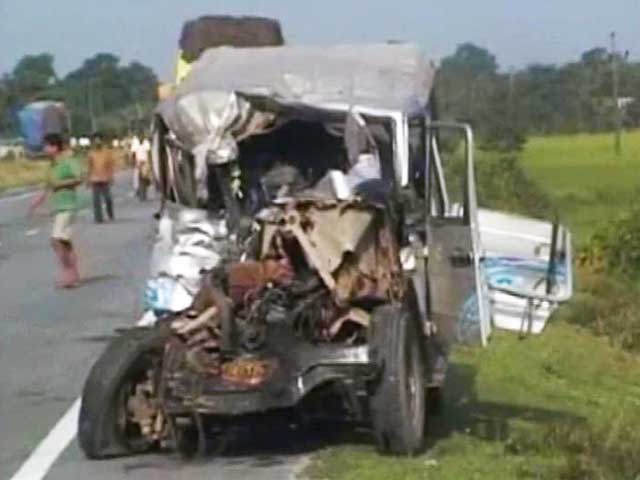 असम : बस-ट्रक की टक्कर में 28 की मौत