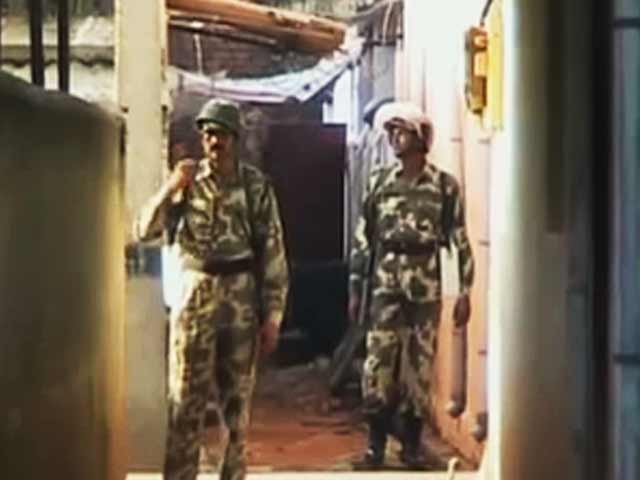 Videos : आंध्र प्रदेश : घर में छुपे संदिग्ध आतंकियों से मुठभेड़