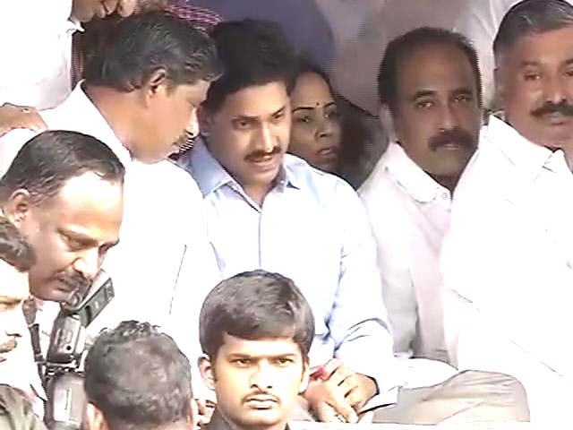 Jagan steps up anti-Telangana protests, begins indefinite fast