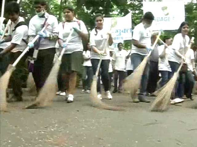 Video : Kolkata citizens sweep city clean, receive huge support