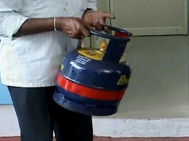 Video : Veerappa Moily unveils five kg cooking gas cylinder in Bangalore