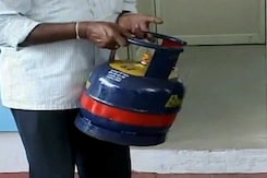 Veerappa Moily unveils five kg cooking gas cylinder in Bangalore Veerappa Moily unveils five kg cooking gas cylinder in Bangalore