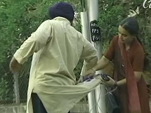 छुपारुस्तम : कुर्ते पर इस्तरी खड़े-खड़े