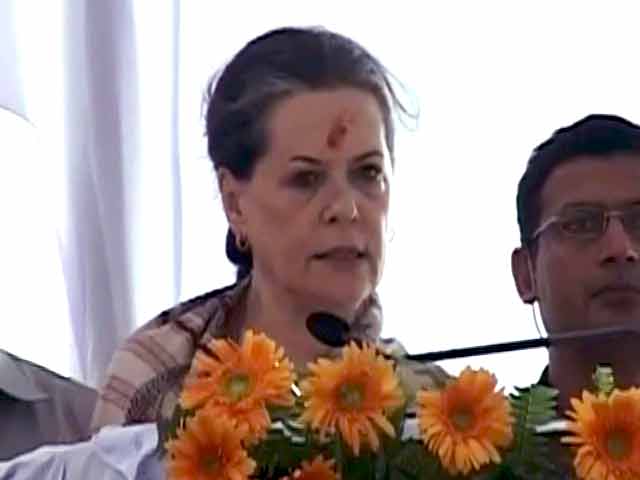 सोनिया ने रायबरेली में रखी एम्स की आधारशिला