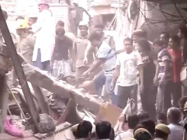Video : 150-yr-old building collapses in Delhi, 2 dead