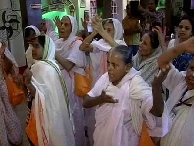 Vrindavan widows go pandal hopping in Kolkata
