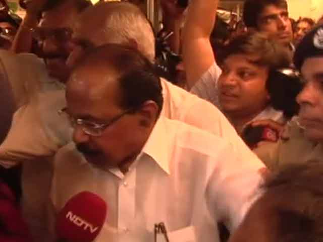 Oil Minister Moily rides the metro for austerity drive