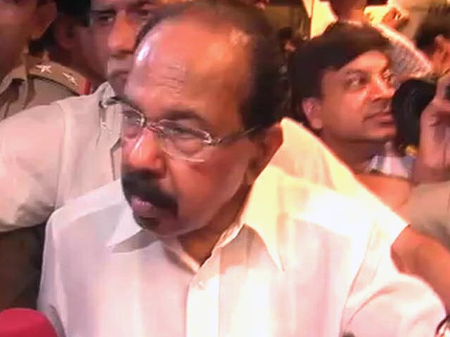 मेट्रो में मोइली, ईंधन बचाने के लिए किया सफर