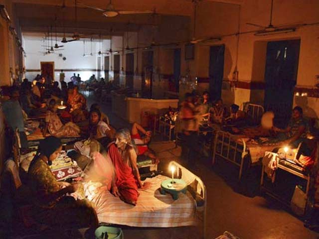 Seemandhra power employees 'temporarily' call off strike; no going back on Telangana, says Shinde