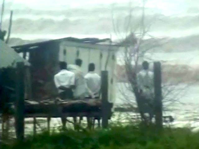 ओडिशा-आंध्र की तरफ तेजी से बढ़ रहा है 'फैलिन'