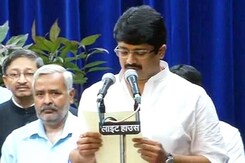 राजा भैया ने शपथ लेकर की अखिलेश सरकार में वापसी राजा भैया ने शपथ लेकर की अखिलेश सरकार में वापसी