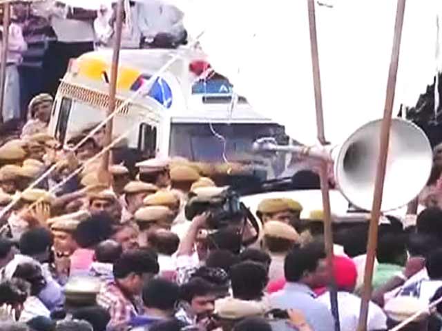 अनशन पर बैठ चंद्रबाबू नायडू को हटाया गया