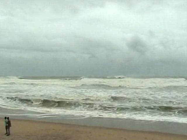 Video : Cyclone Phailin may cause tides as high as 3 metres, says MeT department