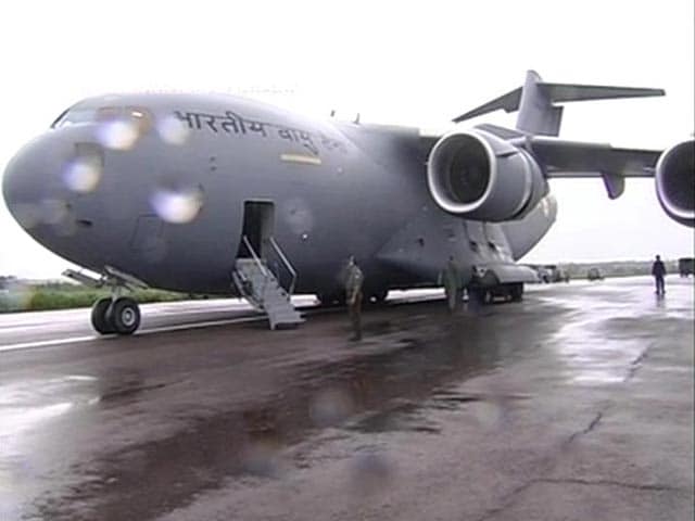 Video : Cyclone Phailin: First aircraft with supplies lands in Bhubaneswar