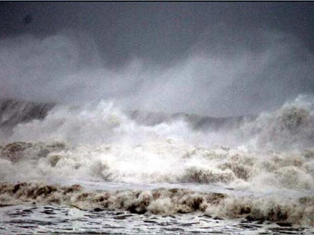 Video : Cyclone Phailin makes landfall near Gopalpur on Odisha coast