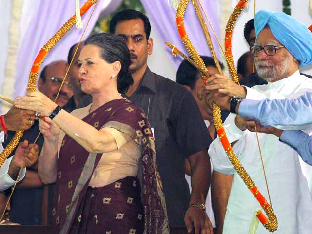 Sonia Gandhi, Manmohan Singh celebrate Dussehra in Delhi
