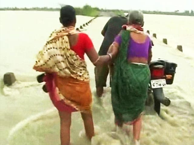 Video : Cyclone Phailin moves inland, flood threat in Chhattisgarh, Bihar