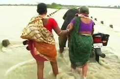 Cyclone Phailin moves inland, flood threat in Chhattisgarh, Bihar Cyclone Phailin moves inland, flood threat in Chhattisgarh, Bihar