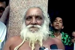 बाबा के सपने में आए खजाने को ढूंढने में लगी टीम बाबा के सपने में आए खजाने को ढूंढने में लगी टीम