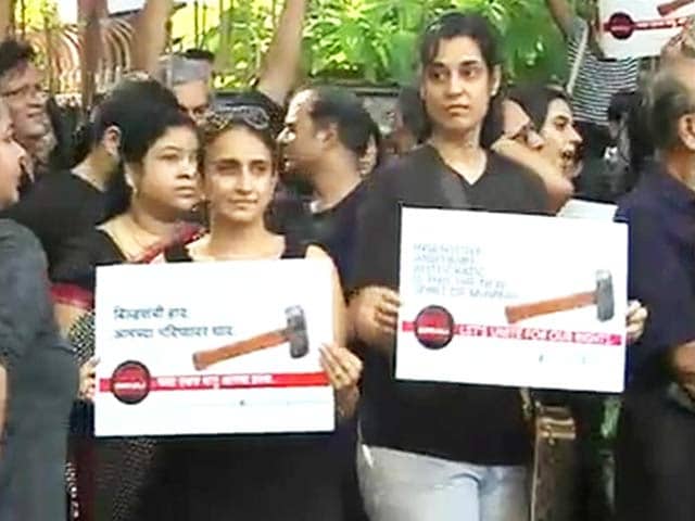 Video : Residents of Mumbai's illegal housing society protest near Chief Minister's residence