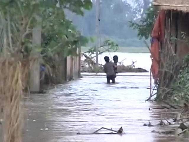 Video : Cyclone Phailin aftermath: 2.5 lakh marooned due to floods in Odisha, situation 'critical'